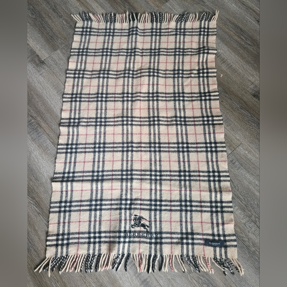 Authentic Burberry 100% wool scarf - Picture 2 of 10